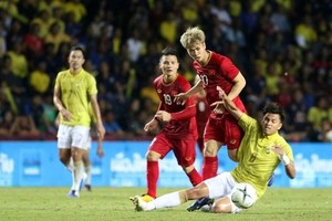 Vietnam's team (in red jersey) in a recent international event. They will face Thailand on September 5 in the Asian zone’s second qualifying round for the World Cup 2020. (Photo: nld.vn)