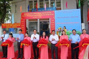 At the ribbon-cutting ceremony of book exhibition