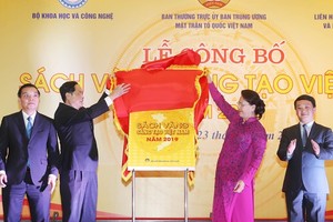 Chairwoman of the National Assembly Nguyen Thi Kim Ngan (R) and President of the Vietnam Fatherland Front (VFF) Central Committee Tran Thanh Man (L) unveil the Vietnam Book of Innovation 2019 at the event (Photo: VNA)