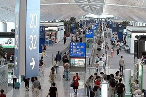 Local airlines, including Vietnam Airlines, Jetstar Pacific and Vietjet cancell their flights to Hong Kong International Airport (China) due to protests.
