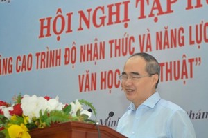Secretary of HCMC Party Committee Nguyen Thien Nhan speaks in the event. 