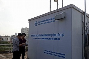 An air quality censoring station in Cau Giay district (Photo: Hanoimoi.com.vn)
