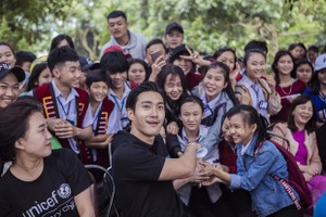 RoK artist Choi Si-won (centre, first row) at an event of UNICEF in Vietnam (Photo: UNICEF Vietnam)