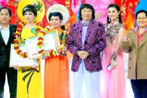 Quach Thi Diem Ngoc,(3rd, L) wins the 14th Chuong Vang Vong Co singing contest. (Photo: Sggp)