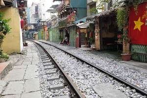 Coffee shops on Hanoi’s train street shut down