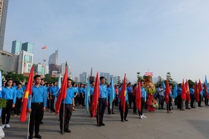Young people offer incense and flowers in tribute to the late leader Nguyen Tat Thanh at Ho Chi Minh Museum – Ho Chi Minh City Branch. (Photo: Sggp)