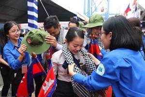 Members of the Ho Chi Minh Communist Youth Union welcome international friends. (Photo: VNA)