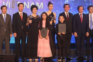 The film crew of the movie ong Lang (The Tap Box) receives the Golden Lotus Awards. (Photo: Sggp)