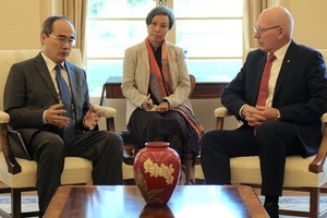 Secretary of Ho Chi Minh City Party Committee Nguyen Thien Nhan and Governor-General of Australia, David Hurley at a meeting (Photo: Sggp)