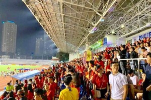 Vietnamese football fans suport the national football team in the Philippines.