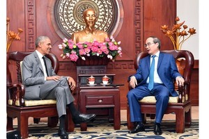 Politburo member, Secretary of HCMC Party Committee Nguyen Thien Nhan and former U.S. President Barack Obama  (Photo: SGGP)