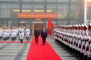 Prime Minister Nguyen Xuan Phuc inspects the guard of honor of the People's Public Security Force. (Photo: Sggp)