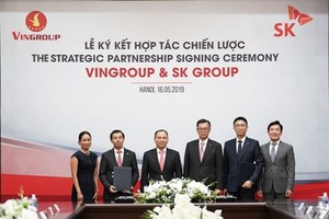 SK Group and Vingroup leaders at the signing of deal in May 2019 to allow the former to purchase 6.15 per cent in the latter for 1 billion USD. (Photo courtesy of Vingroup)