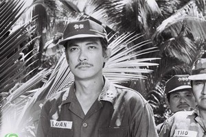 Actor Nguyen Chanh Tin portrays the lead character, Robert Nguyen Thanh Luan, in Van Bai Lat Ngua (Games of Cards). 