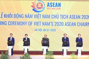 Prime Minister Nguyen Xuan Phuc and delegates at a ceremony in Hanoi on January 6 to launch Vietnam’s 2020 ASEAN Chairmanship (Photo: VNA)