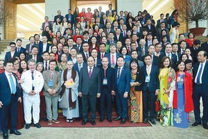 Prime Minister Nguyen Xuan Phuc and the delegation of overseas Vietnamese (OVs) at the meeting