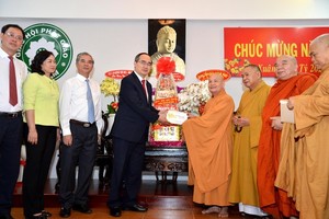 Secretary of the Ho Chi Minh City Party Committee Nguyen Thien Nhan visits the Office 2 of the Vietnam Buddhist Sangha (VBS) at the Quang Duc Monastery in District 3. (Photo: SGGP)