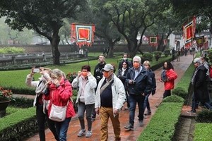 Foreign visitors at Temple of Literature - a popular historical site in Hanoi (Photo: VNA)