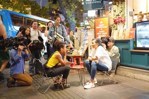 American YouTube creator and actress Liza Koshy talks with Miss Universe Vietnam 2017, H’Hen Niê. 