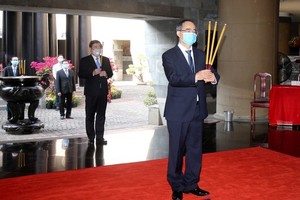 HCMC leaders offer incenses to Hung Kings at the Hung Kings Memorial Site in the National Historical and Cultural Park in HCMC’s District 9 . (Photo: SGGP)