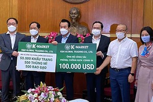 The South Korean Ambassador and head coach Park Hang Seo present US$100,000 to the COVID-19 prevention fund. (Photo: SGGP)