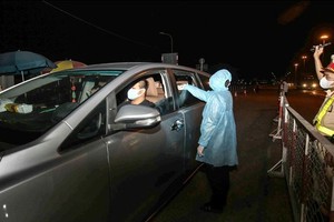 A checkpoint in Dong Nai bridge in the entrance gateway to HCMC at midnight on April 8 (Photo: SGGP)