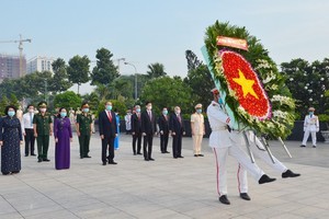 Secretary of the municipal Party Committee, Nguyen Thien Nhan led a delegation of city leaders to offer incense and flowers at Ho Chi Minh City Martyrs Cemetery. (Photo: SGGP)