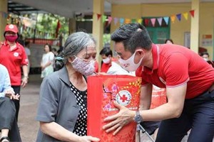 Residents in difficult circumstances receive gifts from the Vietnam Red Cross Society (Photo: VNA)