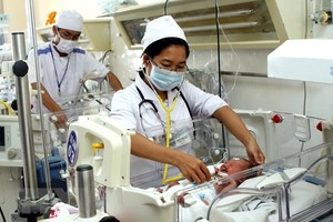 Health workers tend to newborn babies at the General Hospital of Khanh Hoa province (Photo: VNA) 