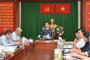 Vice Secretary of the Ho Chi Minh City Party Committee Vo Thi Dung works with the authorities of District 7. (Photo: SGGP)