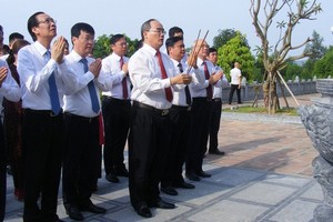 Secretary of HCMC Party Committee Nguyen Thien Nhan and the delegation offer incense to commemorate President Ho Chi Minh and his ancestors in Chung Son Temple in Nghe An Province. (Photo: SGGP)