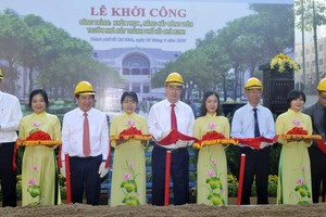 Secretary of the HCMC Party Committee Nguyen Thien Nhan, chairman of the municipal People’s Committee Nguyen Thanh Phong and city's leaders attend the groundbreaking ceremony (Photo: SGGP)