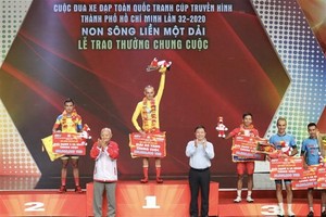 At the award ceremony (Photo: VNA)