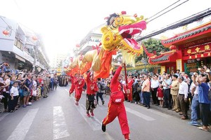  A performance of kylin and dragon dances in Nguyen Tieu Festival in China Town (Photo: SGGP)