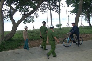 Hue City's Police force will fine people who don't wear face masks in public areas. 