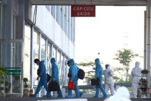 The workers arrive at the National Hospital of Tropical Diseases' Campus No.2 outside Hanoi's downtown area (Photo: VNA)