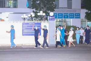 Doctors and nurses walk through entrance of the C Hospital in Da Nang after lockdown was lifted (Photo: VNA)