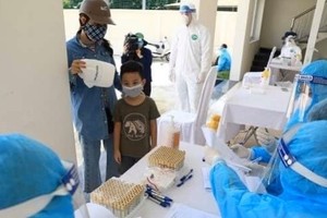 Residents returning from Da Nang city have their blood samples taken for COVID-19 testing at a station in Hanoi (Photo: VNA)