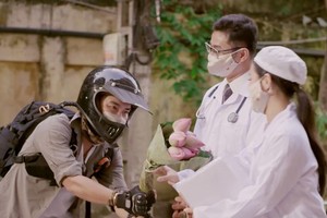 Globetrotter Tran Dang Dang Khoa offers flowers to frontline health workers.