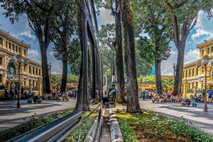 “The Saigon Central Post Office in the evening” by Nguyen Thi Nhu Thao receives the silver medal.