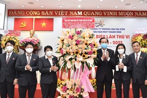 Standing deputy chairman of HCMC People's Committee Le Thanh Liem congratulates the 6th Congress of Satra’s Party Committee for the 2020-2025 tenure.