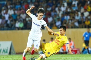 Vietnamese football pitches are expected to be active again in mid-September (Photo: VNA)