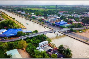 The complex situated in a central location, near the 40-km Xang Xa No canal that is an important traffic route connecting Mekong Delta provinces and transporting rice in the region is called “The rice road”.