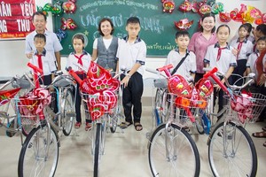 A delegation of the Sai Gon Giai Phong Newspaper visits and presents mid-autumn festival gifts to children in Long An Province.