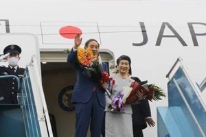 Japanese Prime Minister Suga Yoshihide and his spouse leave Hanoi on October 20. (Photo: VNA)