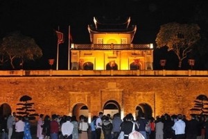 Visitors stand in front of Doan Mon (Main Gate) of the Thang Long Imperial Citadel in the evening (Photo: VNA)
