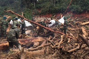 The search and rescue operation for missing people in Phuoc Son District’s Phuoc Loc Commune in Quang Nam Province has been temporarily suspended due to the storm Goni.