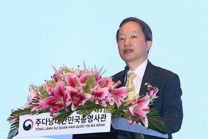 The RoK's Consul General in Da Nang Ahn Min-sik addresses the ceremony on November 6 (Photo: VNA)