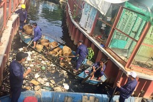 Workers remove garbage from the Ba Luu Canal in HCM City’s District 8. (Photo: VNS)