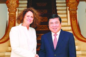 Chairman of the Ho Chi Minh City People’s Committee, Nguyen Thanh Phong and Ms. Carolyn Turk , new World Bank Country Director in Vietnam